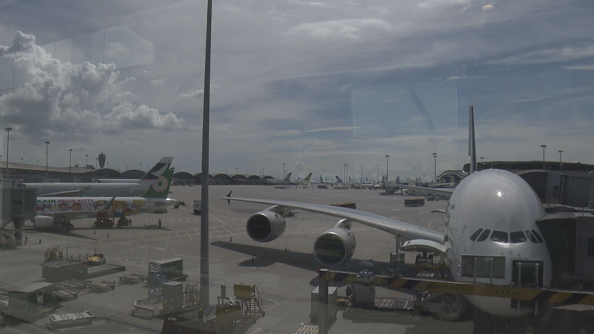 民航處指示飛機降落未清空的跑道