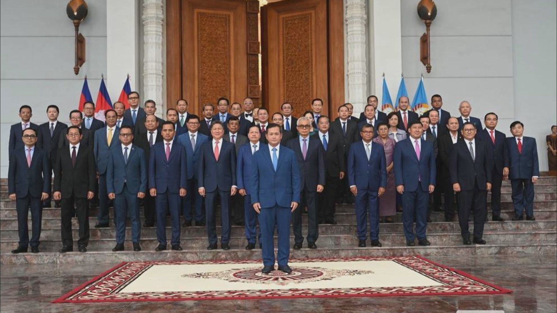 洪馬內率柬埔寨新政府內閣成員亮相