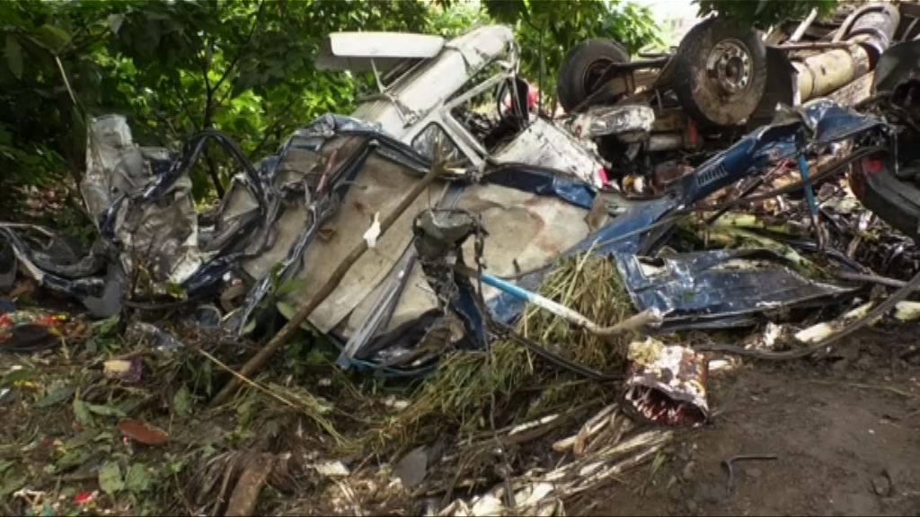 喀麥隆巴士貨車迎頭相撞逾20死