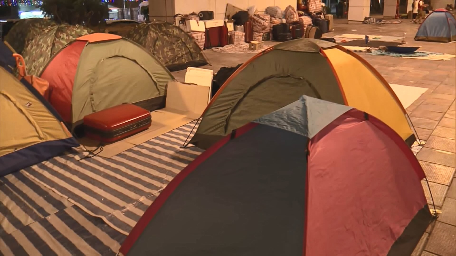 大埔巴士總站出現十幾個露營帳幕