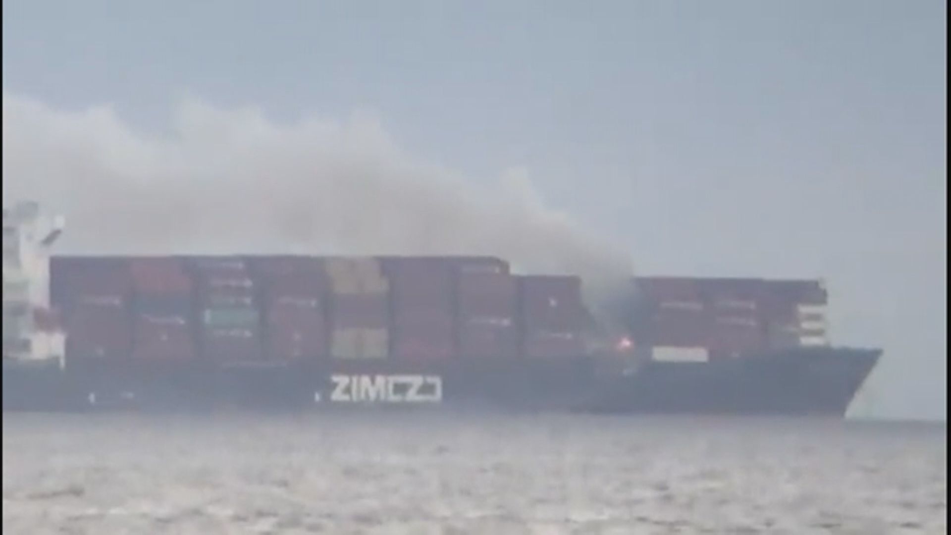 加拿大卑詩省對開海域起火貨櫃船火勢受控