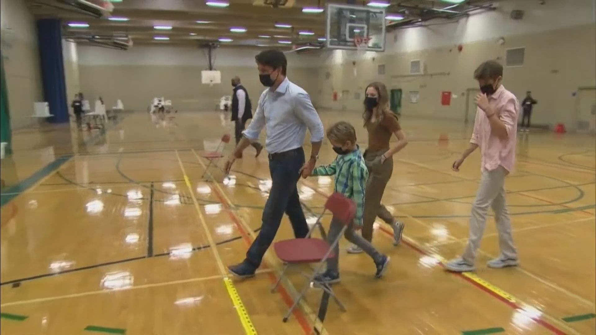 加拿大大選投票結束正在點票　執政自由黨暫領先