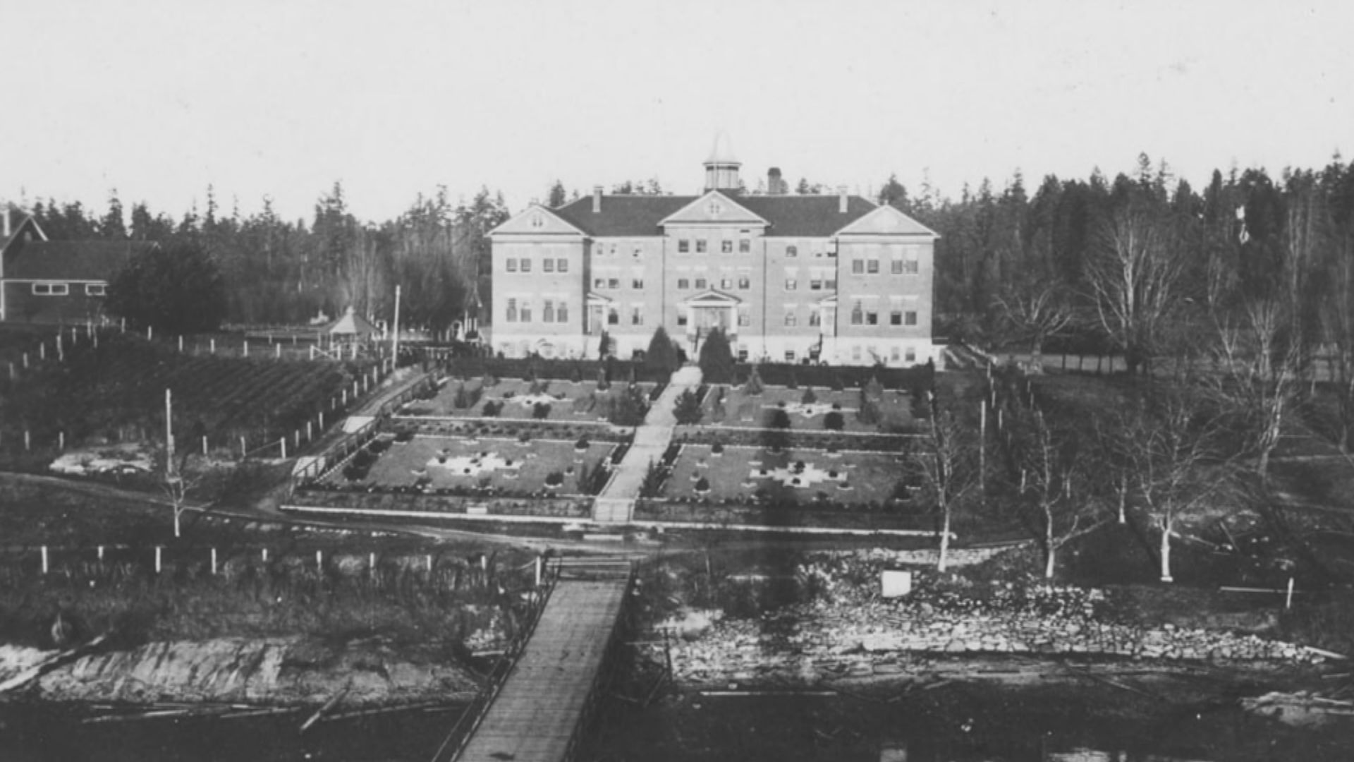 加拿大再於原住民學校舊址發現墳墓