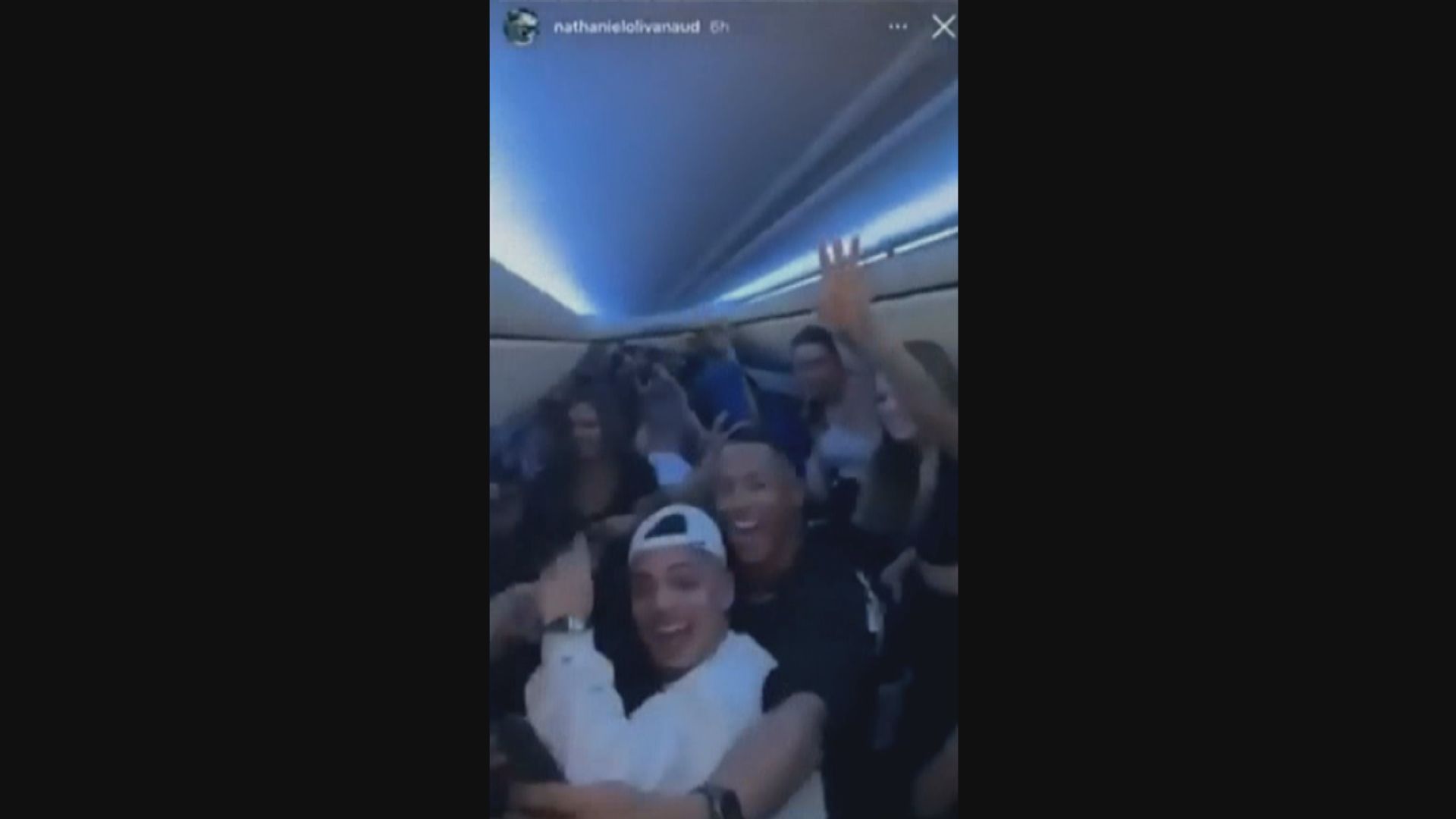 加拿大乘客包機上狂歡　差點無法由墨西哥回國