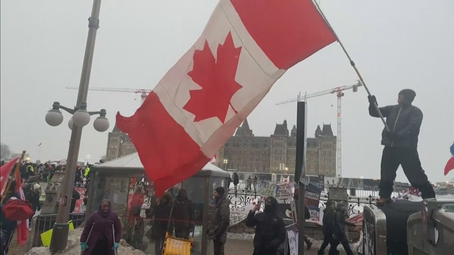 渥太華警方撿走示威者燃油　法院頒令禁止示威者響號