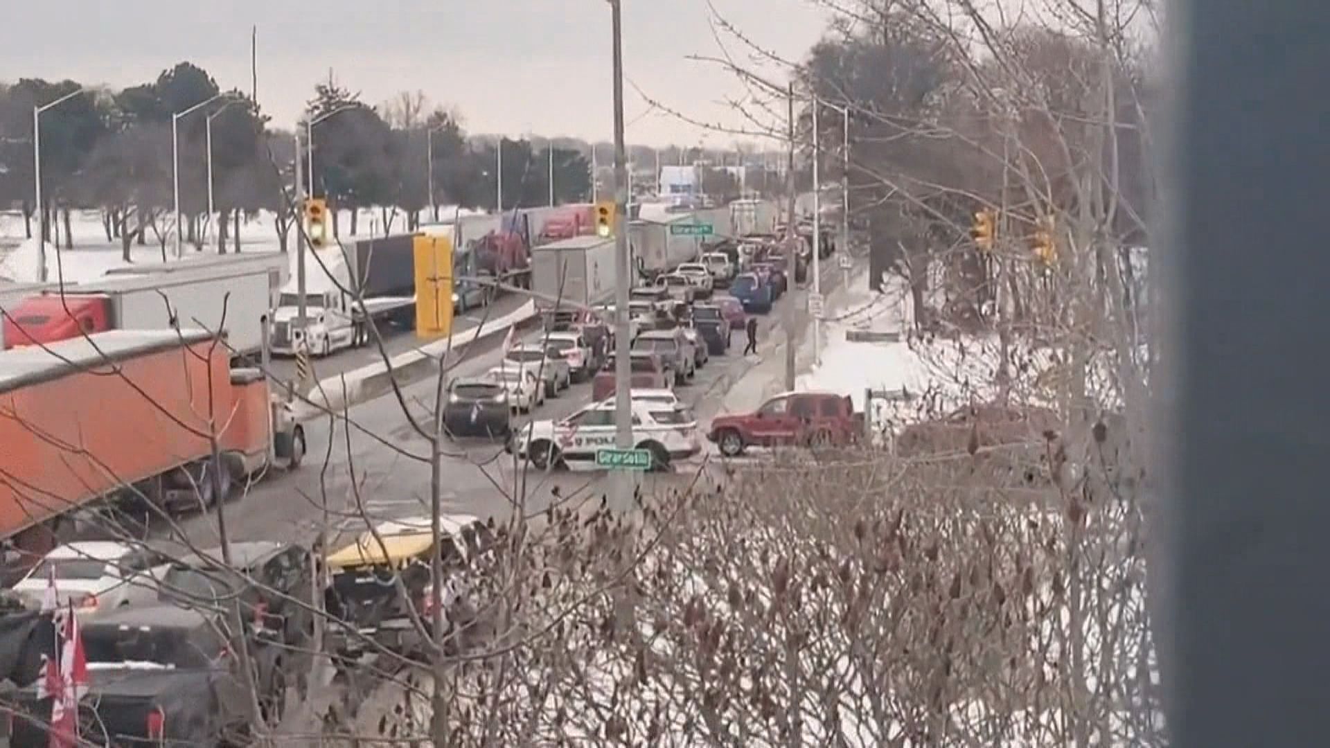 加國貨車司機堵塞美加邊境大橋　影響兩地貿易