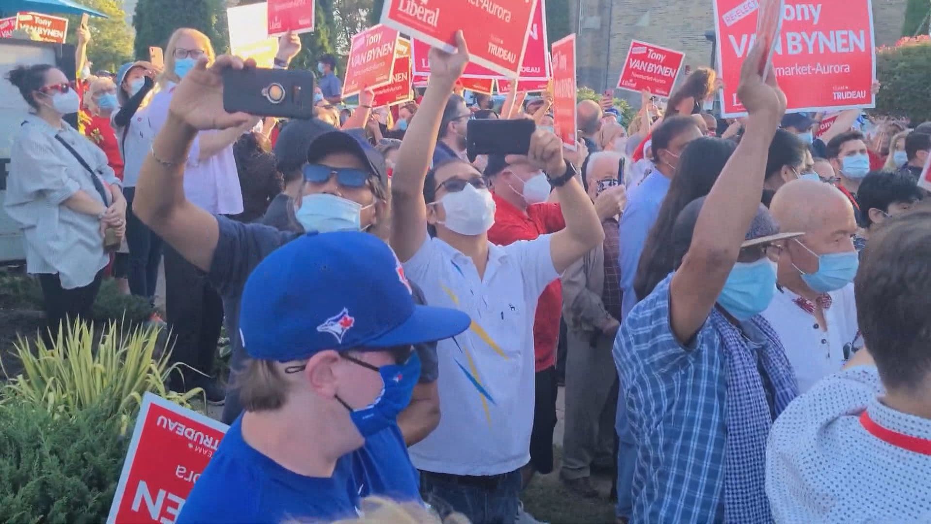 加拿大總理杜魯多遭反疫苗示威者擲石頭