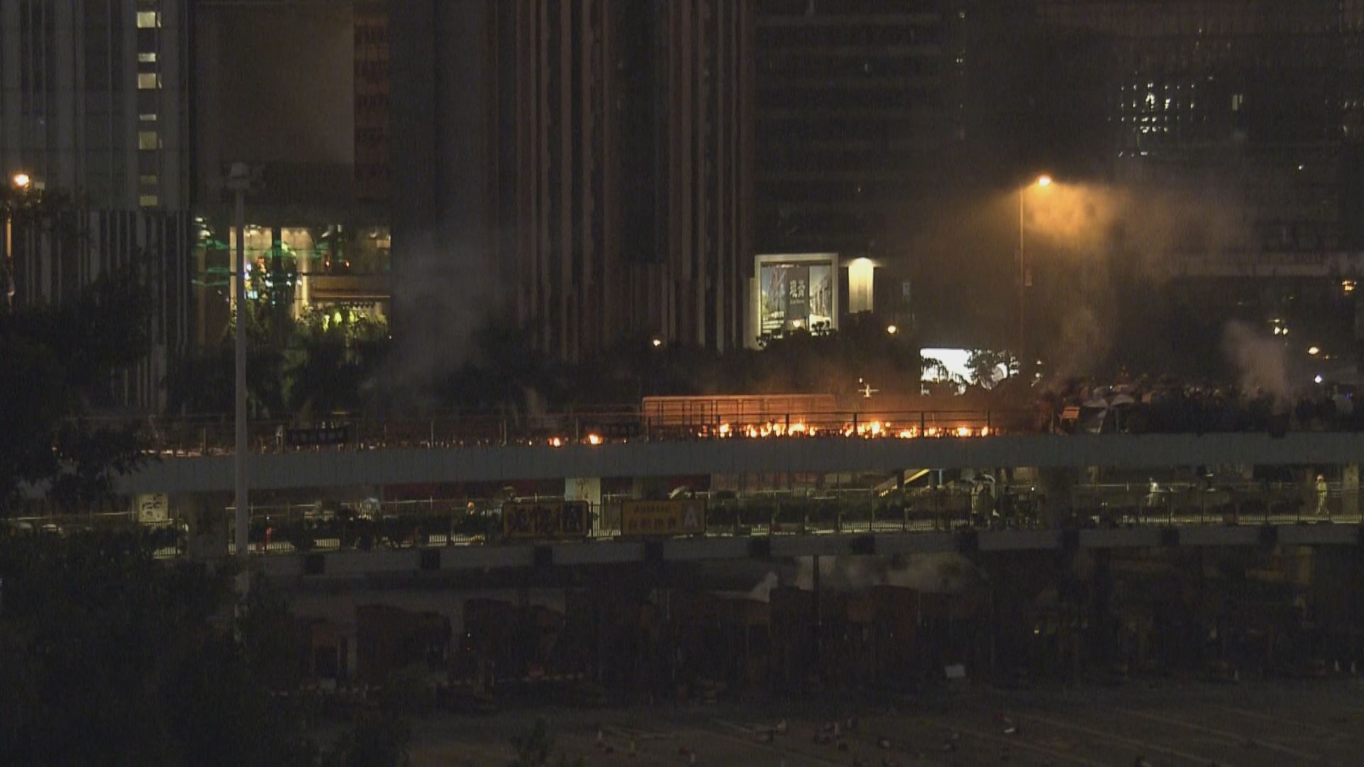 警方拘一男子涉上月理大外駕車衝警方防線