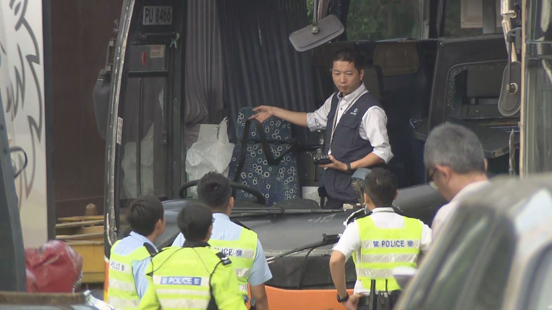警員檢查青衣車禍旅遊巴的士搜證