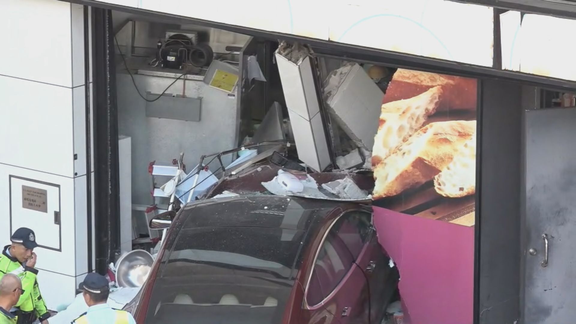 藍田嚴重車禍司機傷重不治 荃灣電動車剷麵包店兩傷