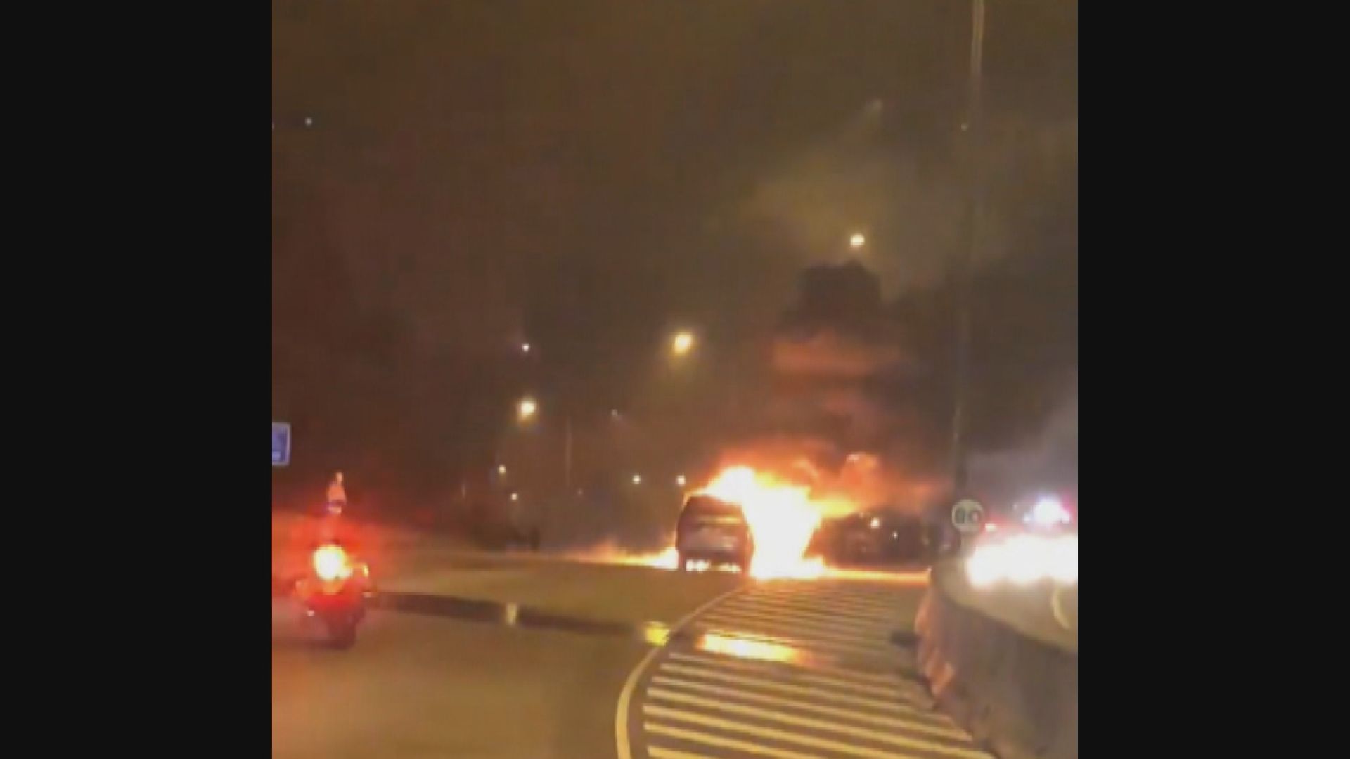 屯門公路十車相撞　其中兩車起火