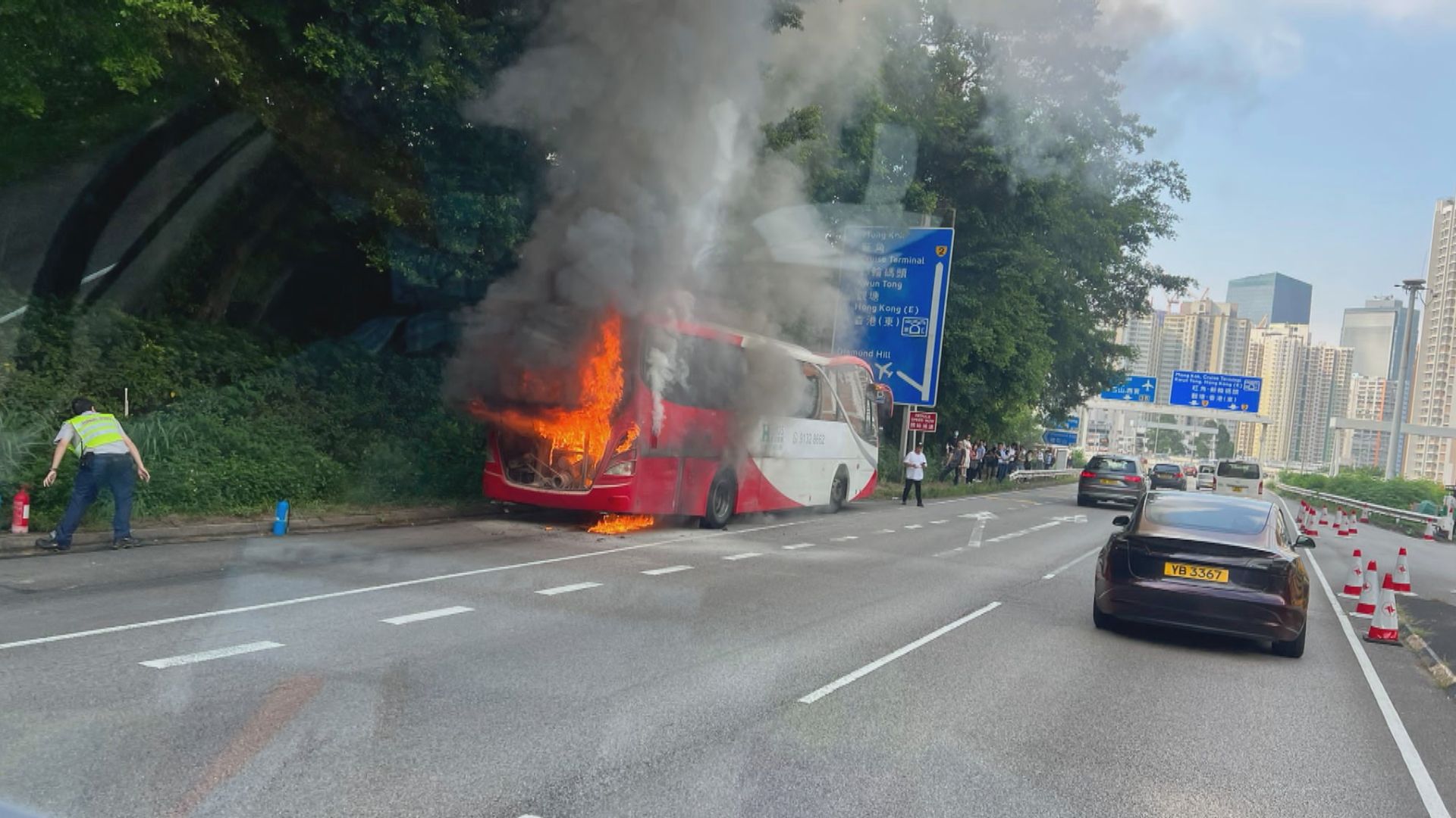 邨巴在大老山隧道口起火無人傷 往九龍方向一度封閉