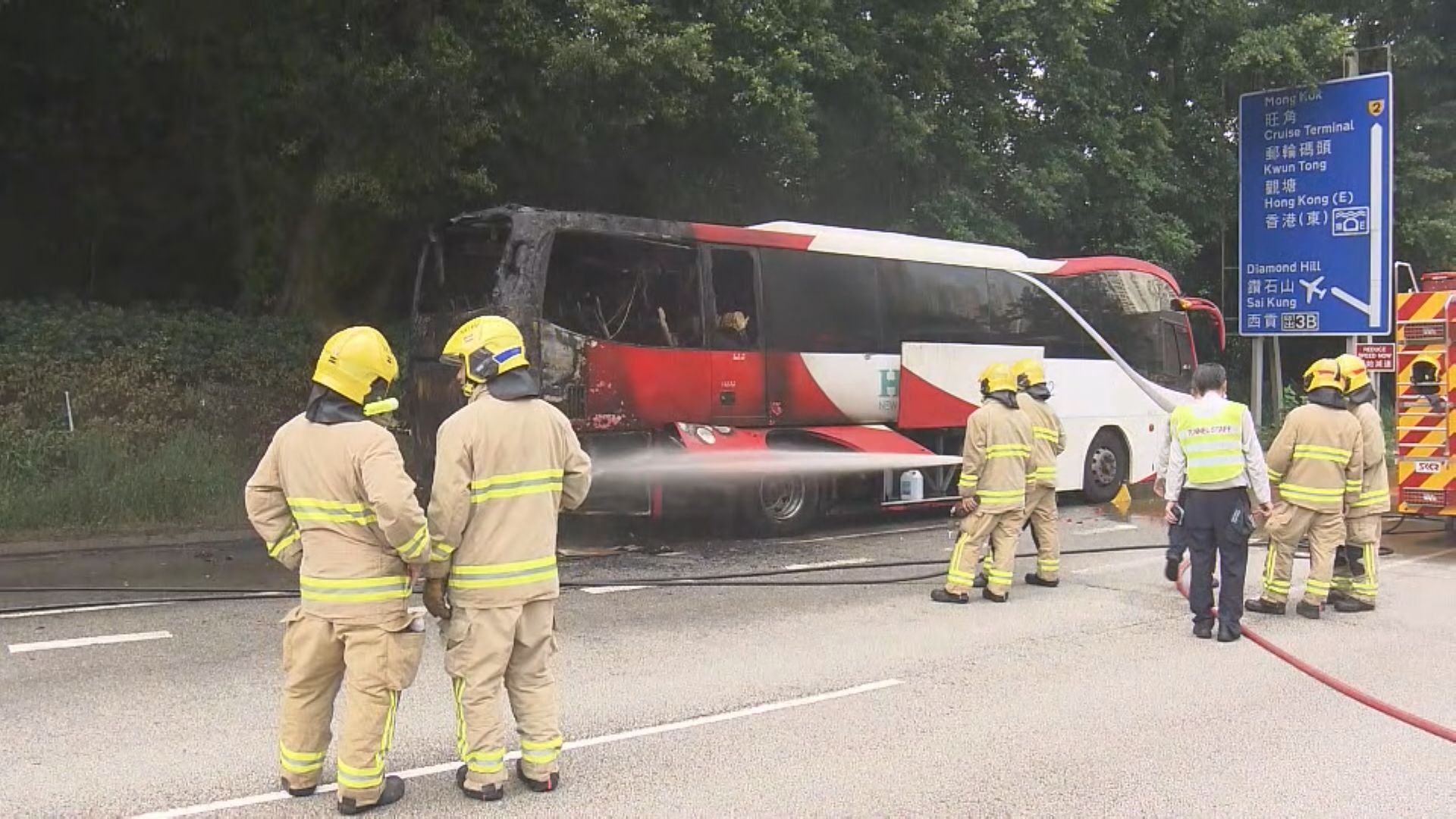 大老山隧道口有邨巴起火 往九龍方向一度封閉