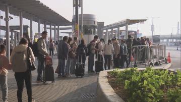 港珠澳大橋香港口岸部分巴士站現人龍