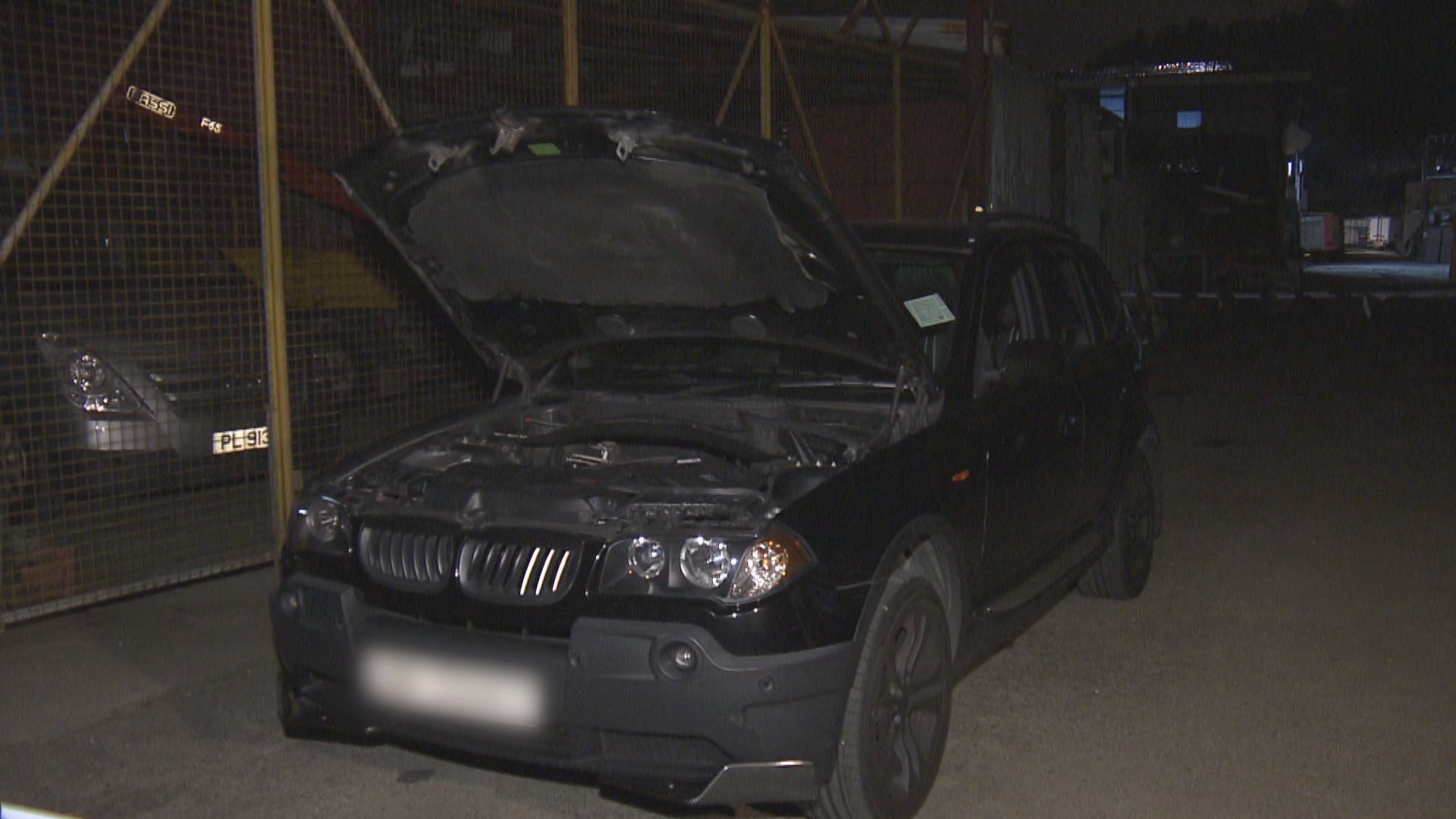 天水圍截可疑私家車拘一人檢多把利刀