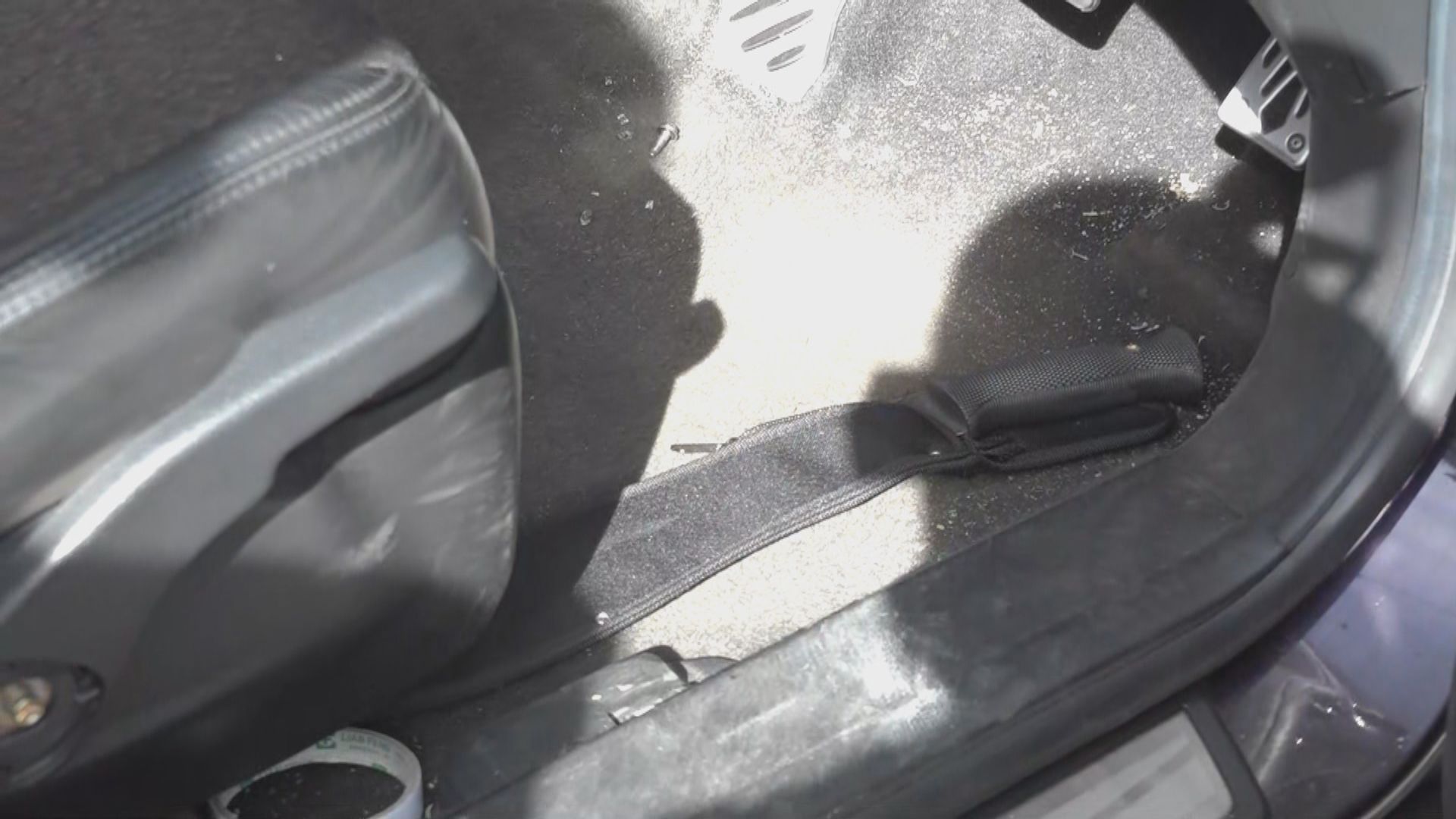 油麻地私家車逆線撞兩車　車上搜出牛肉刀