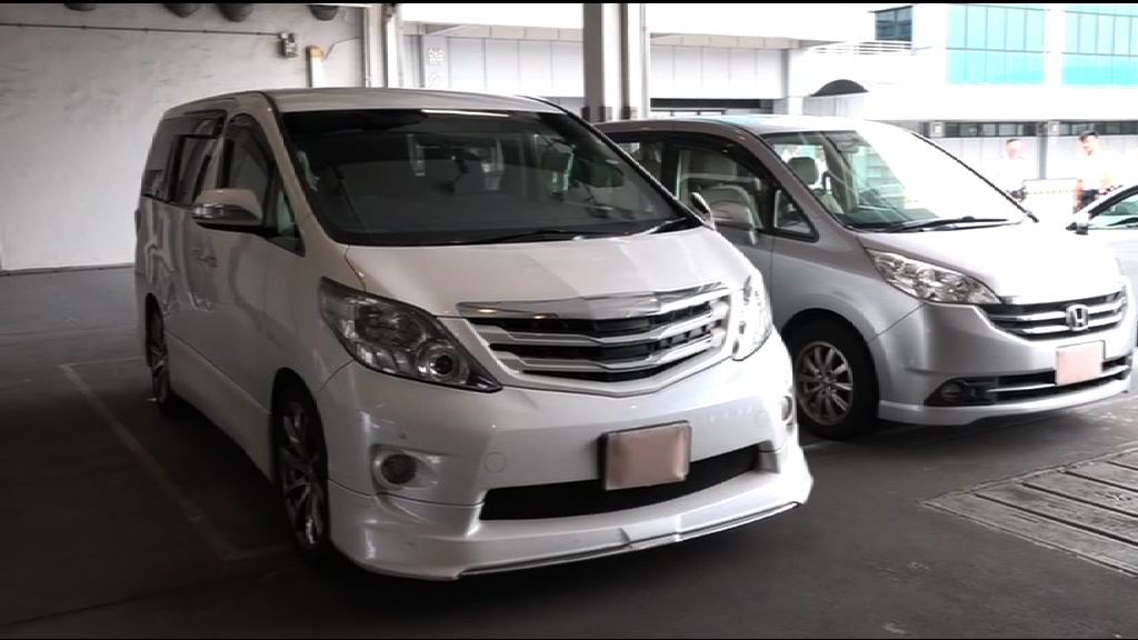 警方機場拘兩名白牌車司機