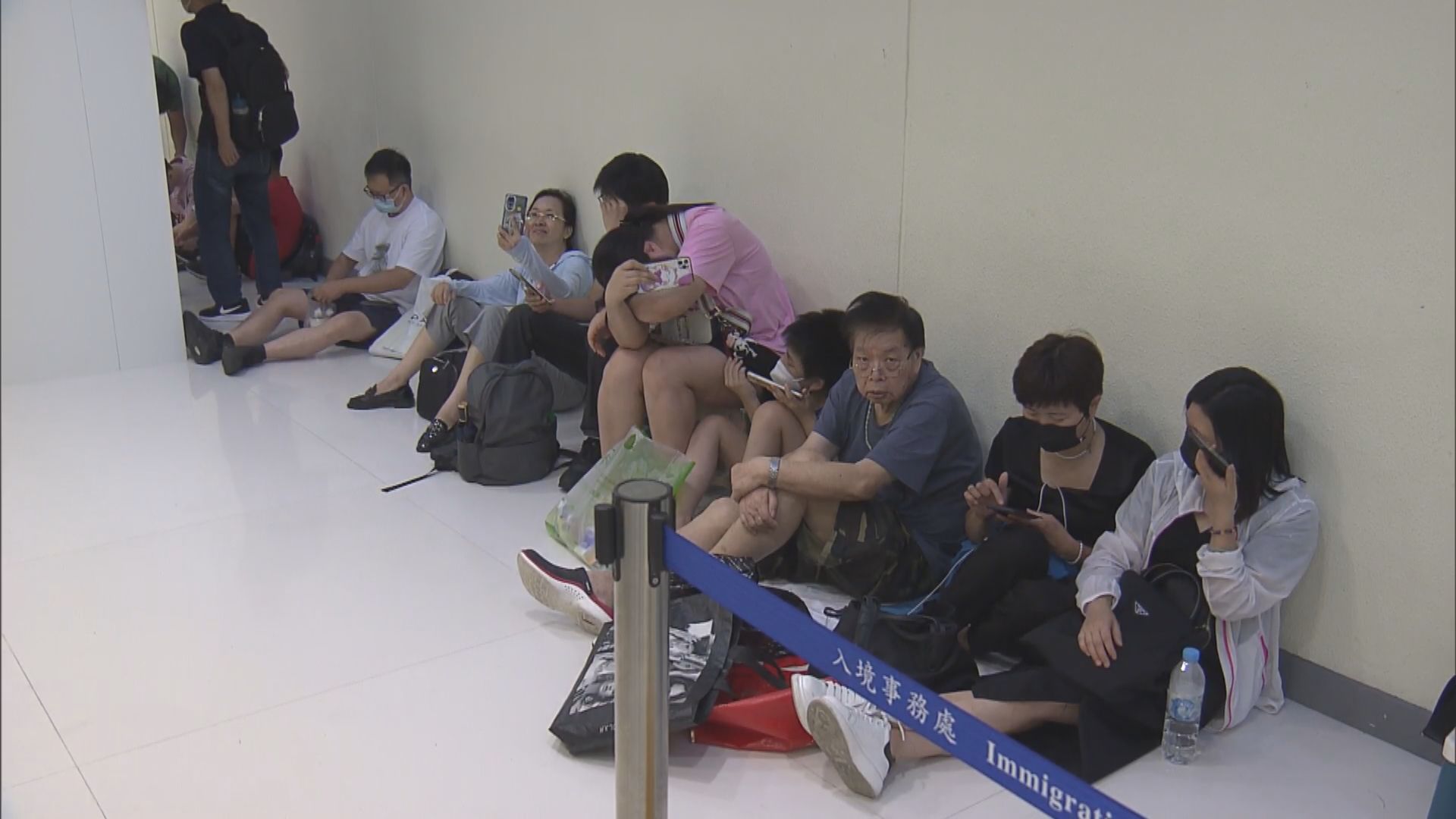 回港證預約爆滿 家長通宵排隊取籌辦證