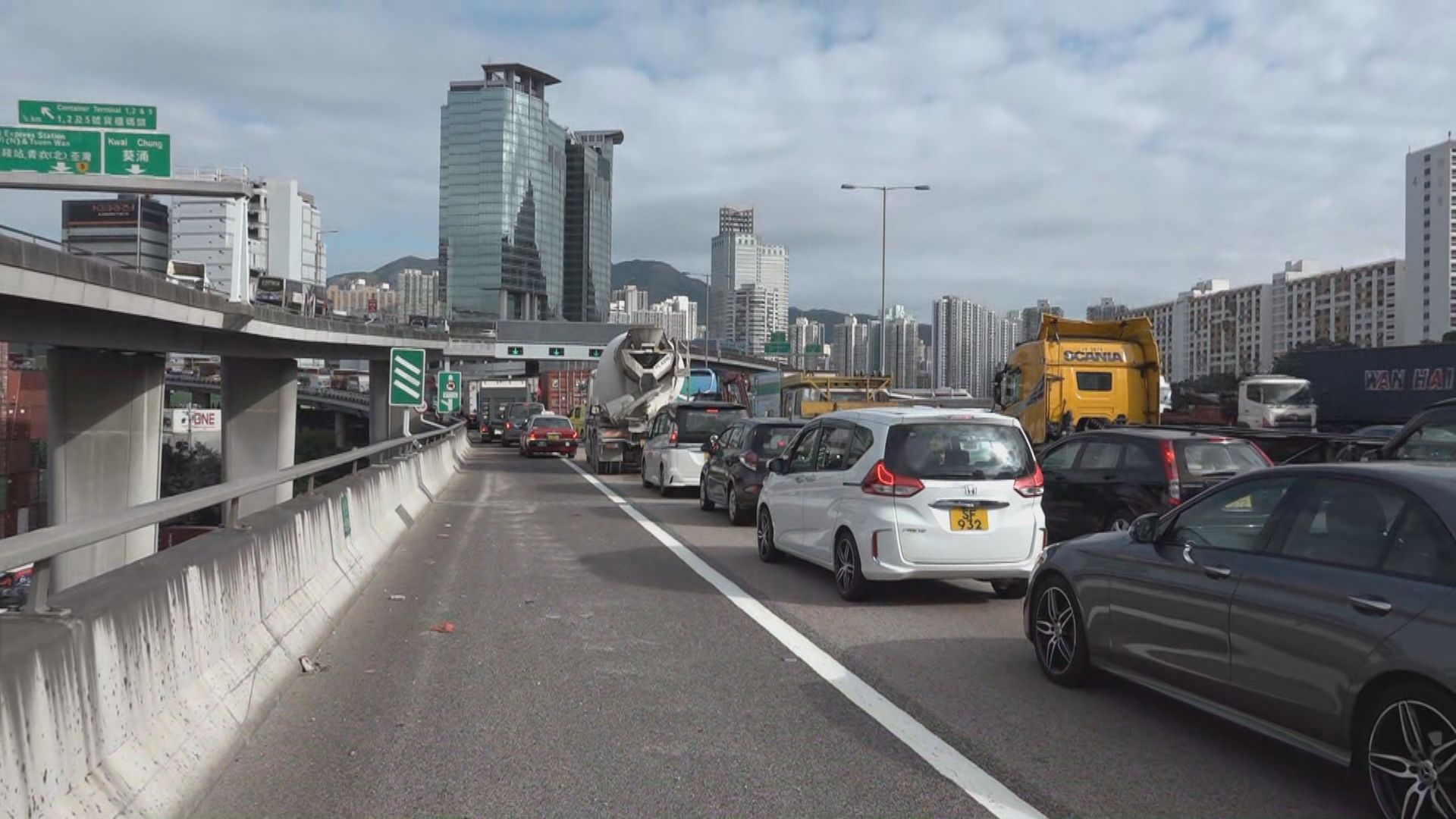 長青隧道運泥車突然著火無人傷致大塞車