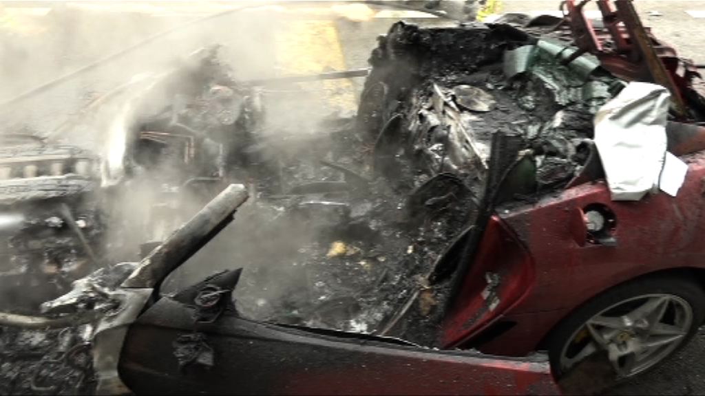 葵涌道跑車起火無人傷