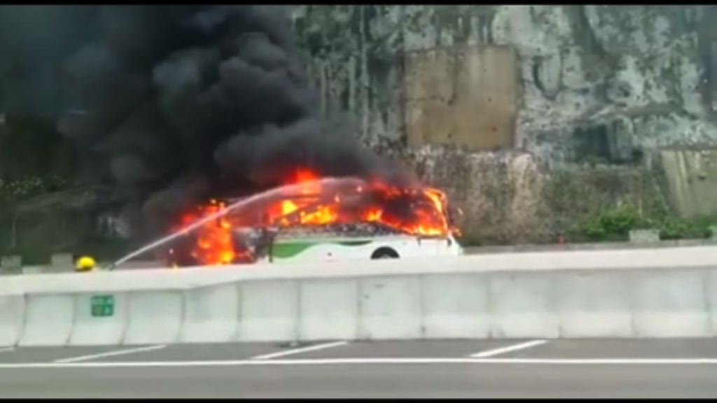 屯門公路旅遊巴士着火無人傷