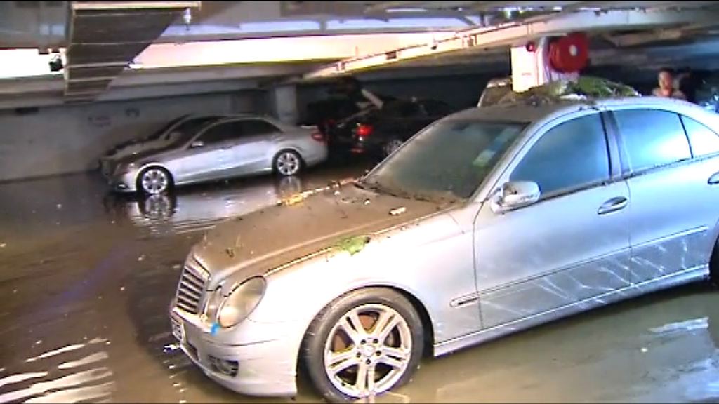 杏花邨停車場水浸仍在清理　車主到場了解