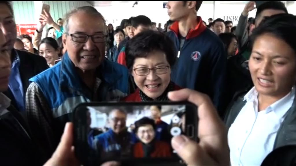 林鄭落區遇反對聲音