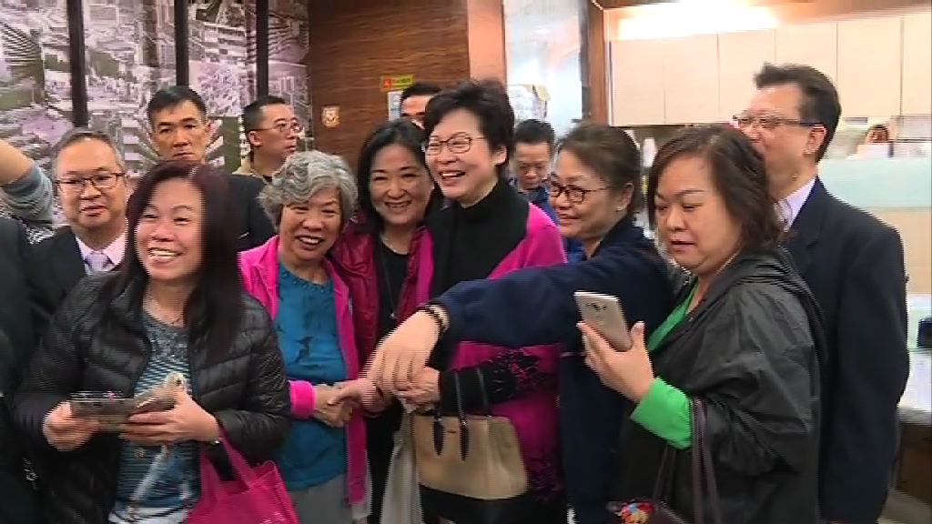 林鄭連續第二天落區與市民接觸