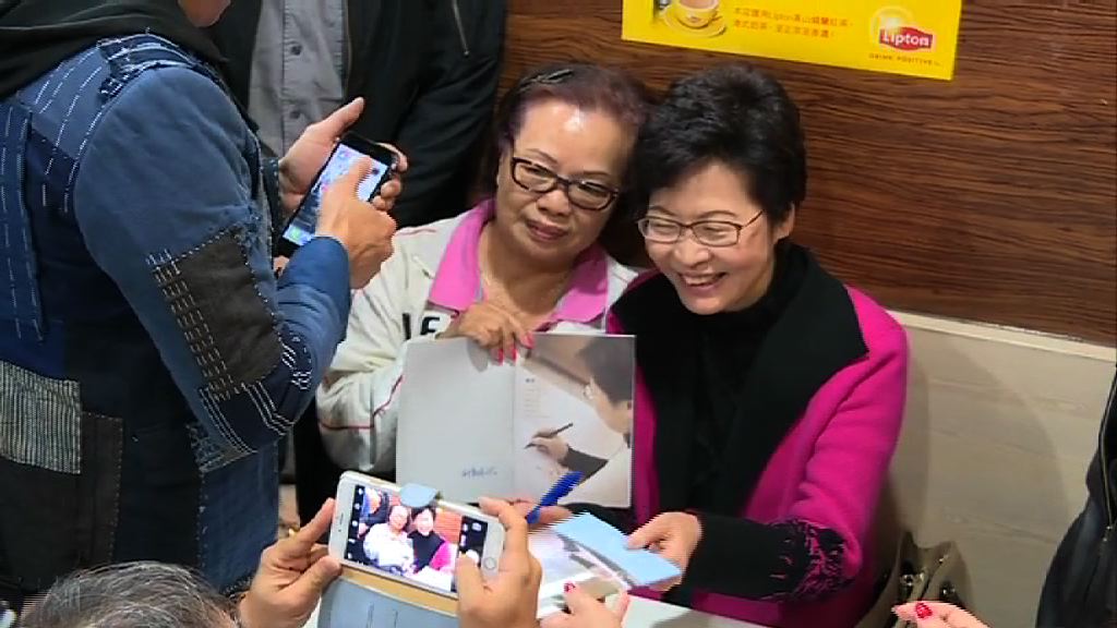 林鄭月娥到樂富接觸市民