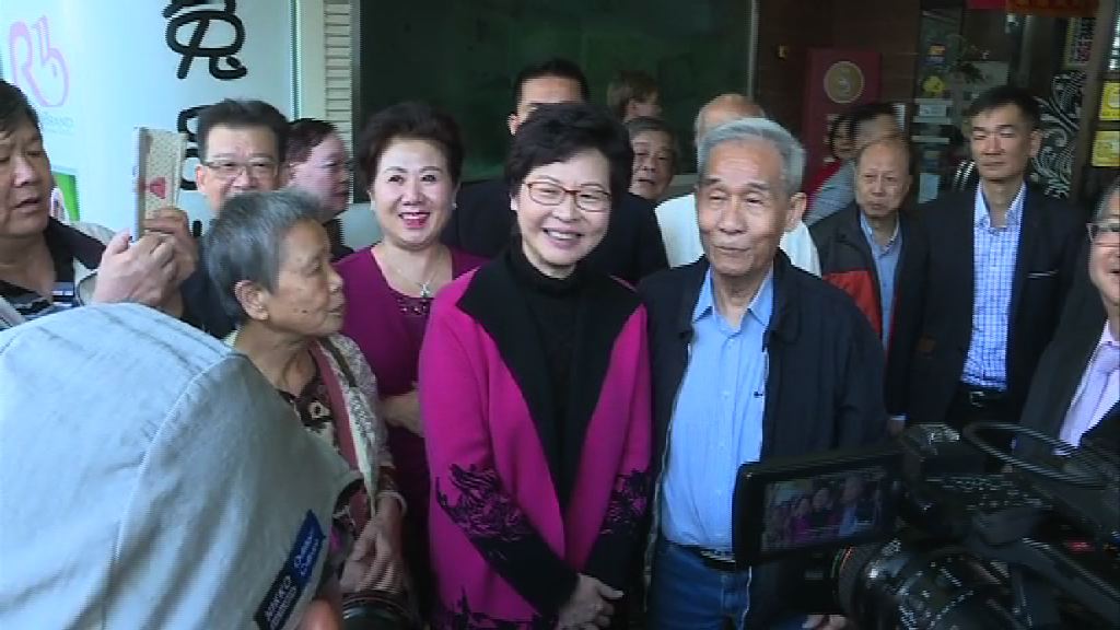 林鄭連續第二日落區　獲市民支持