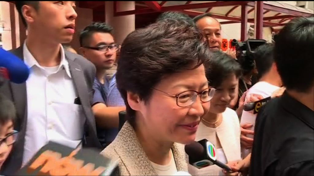 林鄭月娥到訪紅磡家維邨探望長者