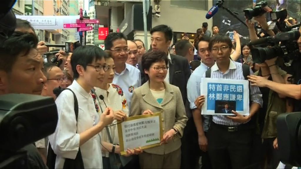 林鄭月娥落區遇請願親自接信