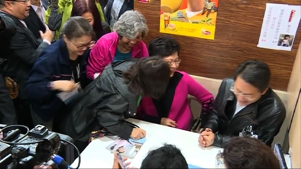 前汕頭政協陪同落區　林鄭獲市民親吻索簽名
