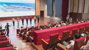 山東艦軍官舉行國防知識講座　與中學生分享