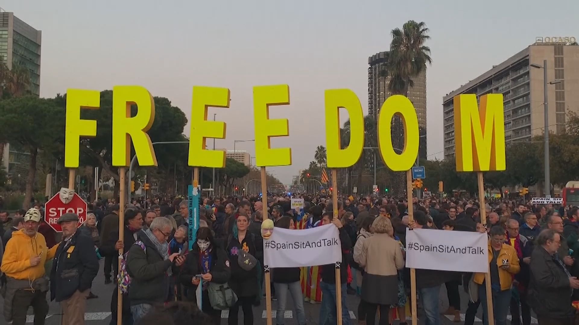 西甲巴塞對皇馬　加泰示威者與警衝突