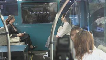 國泰舉辦巡迴招聘活動 應徵者上巴士即場面試