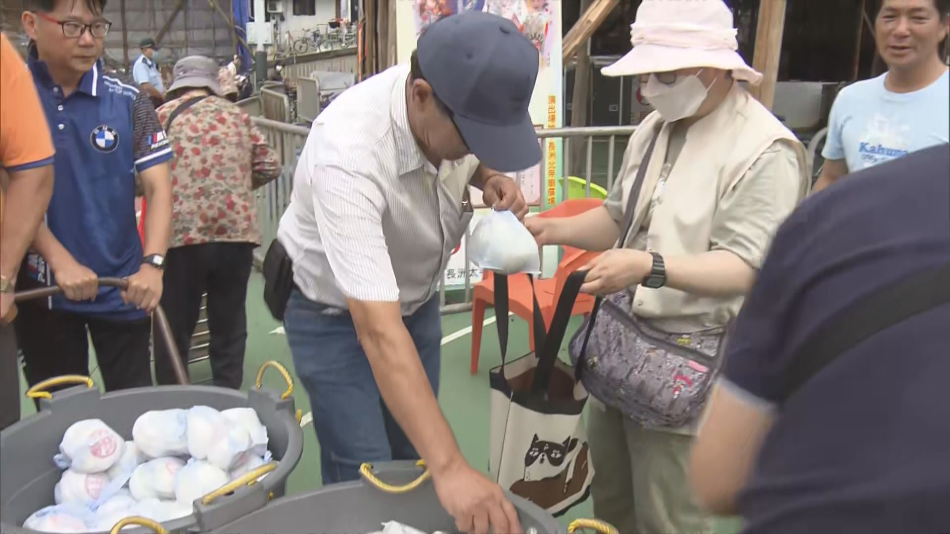 太平清醮翌日派發約2萬個平安包　遊客為好意頭排隊取包