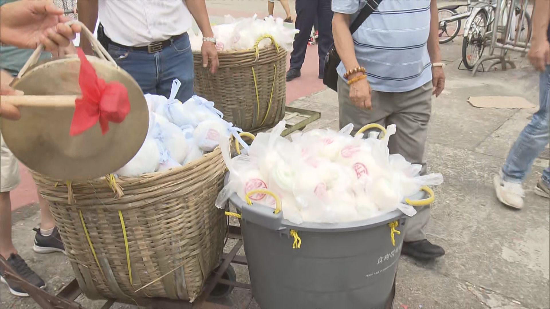 長洲太平清醮｜值理會派發約2萬個平安包　深圳旅客：拿回家與家人分享