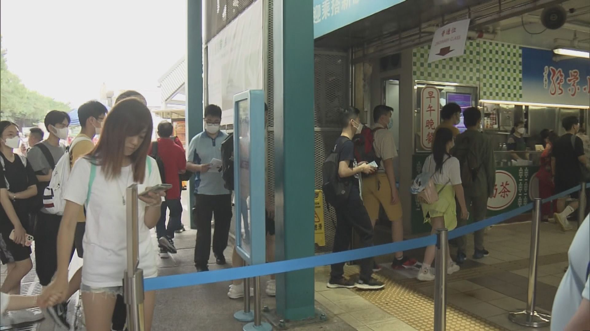 長洲復辦飄色巡遊及搶包山 中環碼頭早上有人排隊