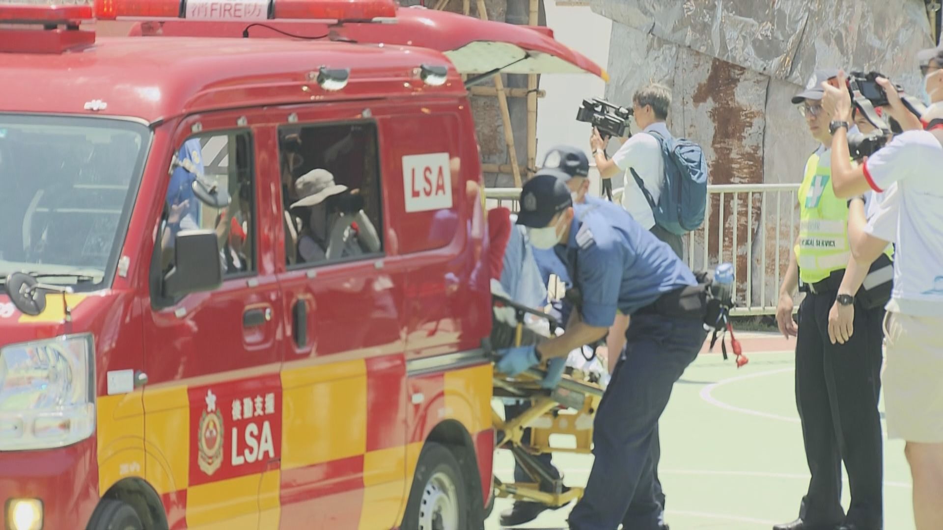 兩人在飄色巡遊期間感到不適到急症室求診