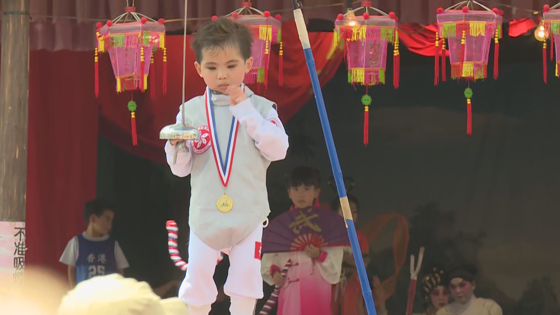 長洲太平清醮飄色巡遊　「全紅嬋」「張家朗」粉墨登場