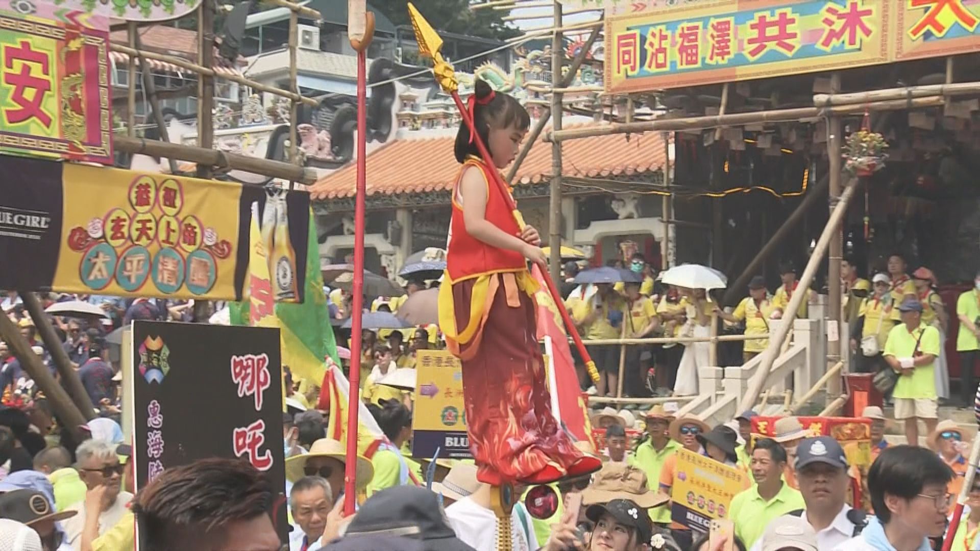 長洲飄色巡遊「官員」、「哪吒」齊現身　市民夾道觀賞