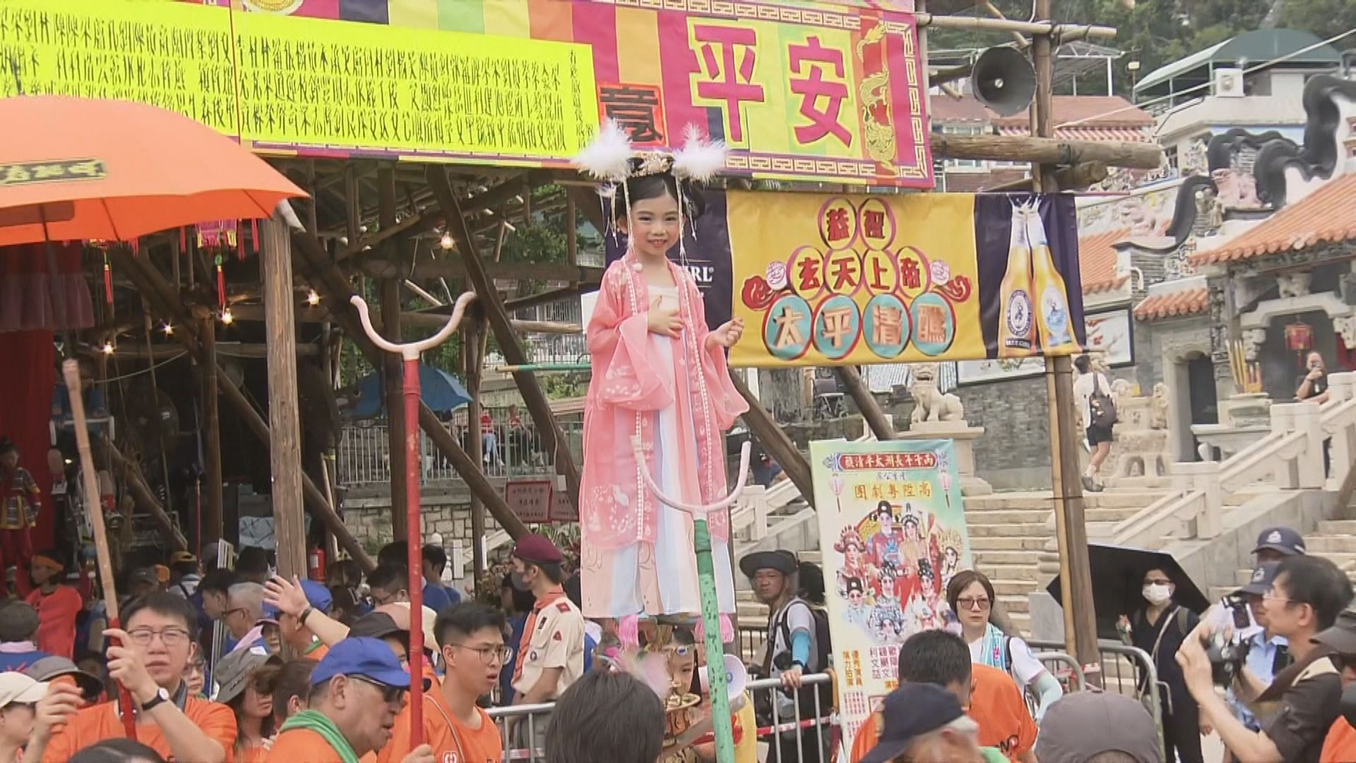 長洲飄色巡遊　部分諷刺油價飆升