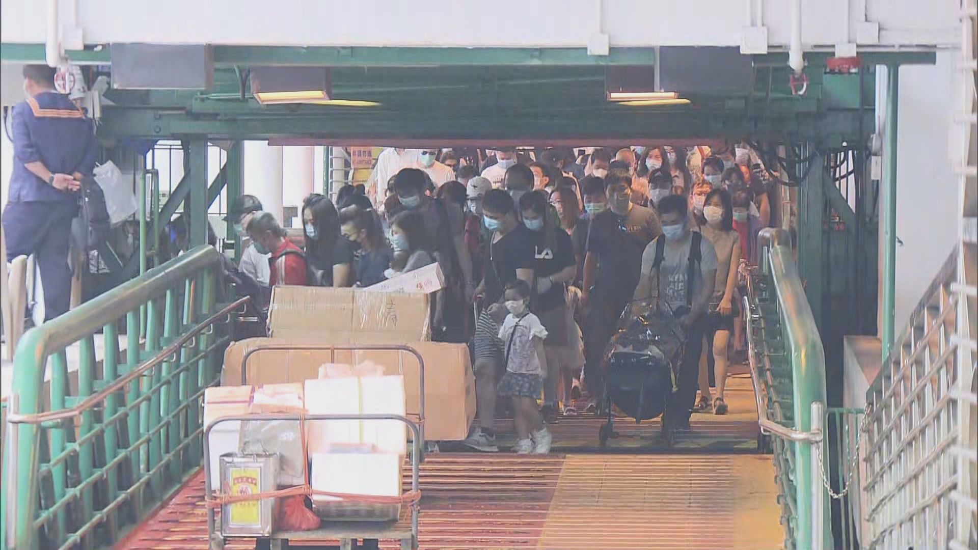 中環碼頭有市民排隊乘渡輪往長洲