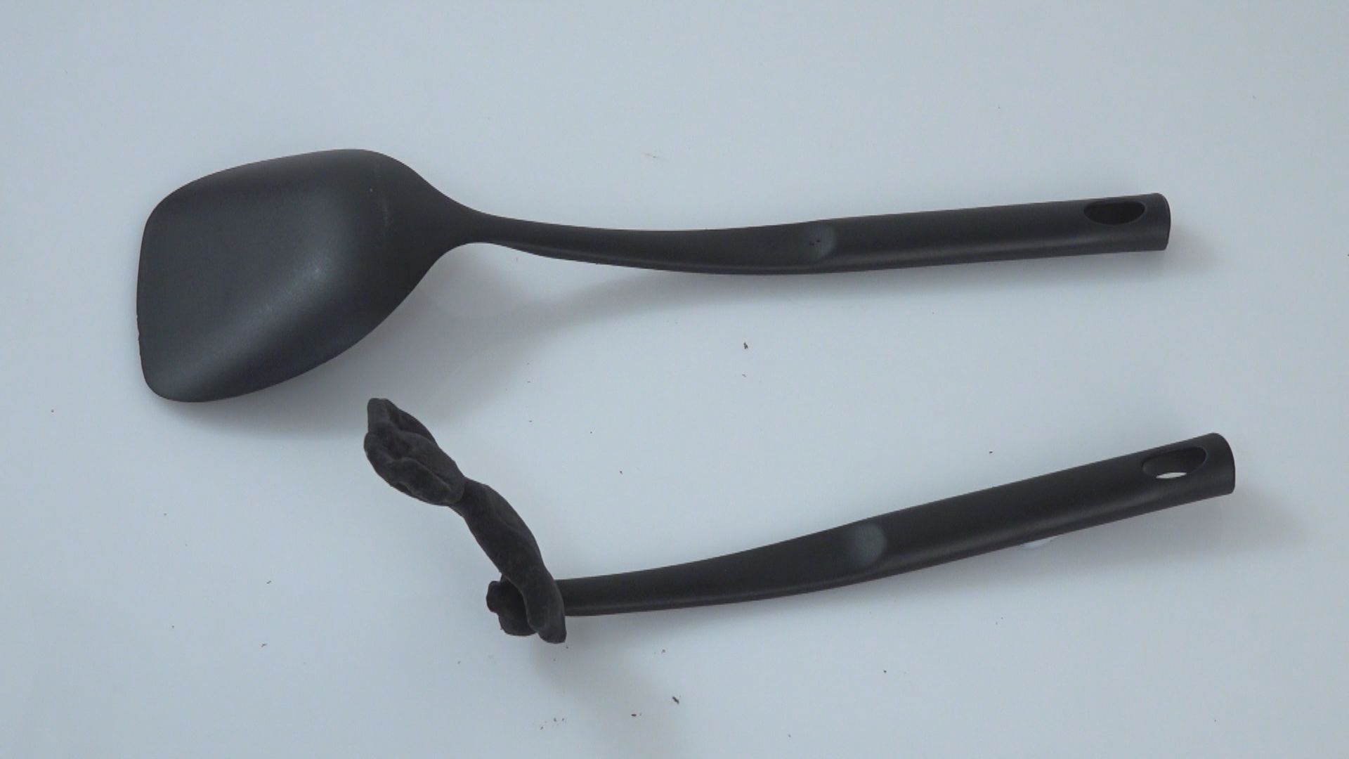 消委會測試17款膠鑊鏟　一款浸熱油變形