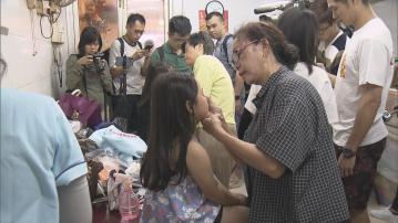 小演員為下午飄色巡遊準備