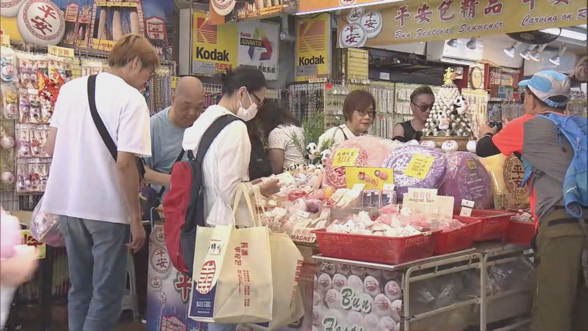 長洲太平清醮｜截至晚上九時逾4.4萬人往返中環及長洲　商戶指有旅客消費較豪爽