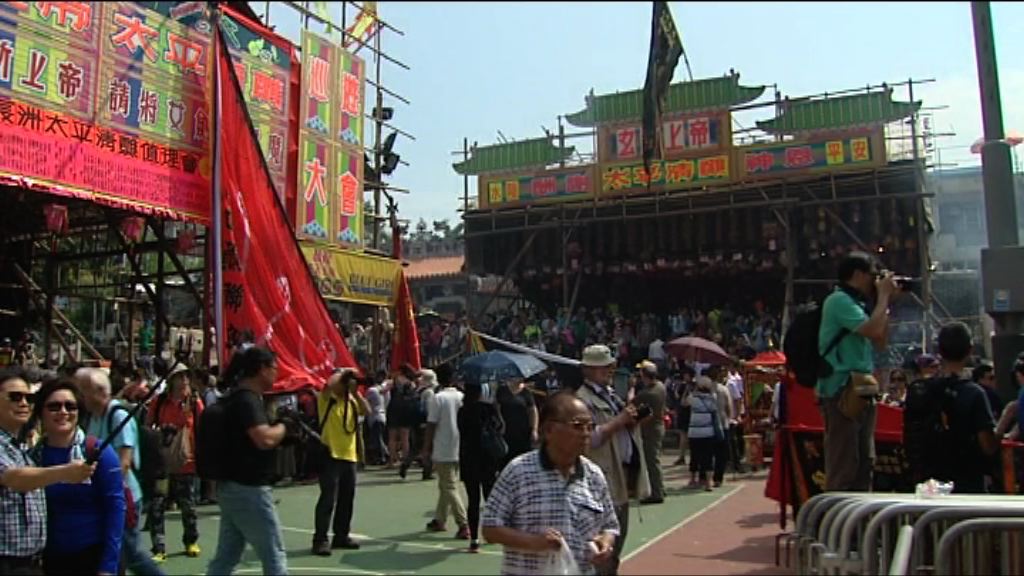 長洲下午舉行飄色巡遊