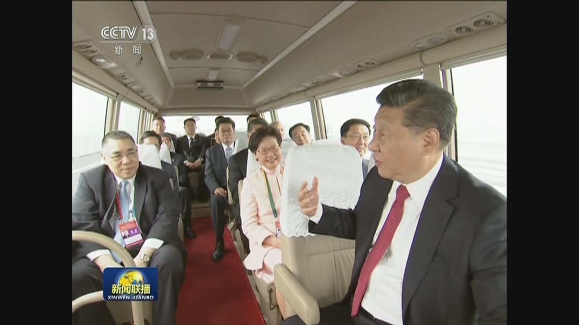 習近平乘車視察港珠澳大橋