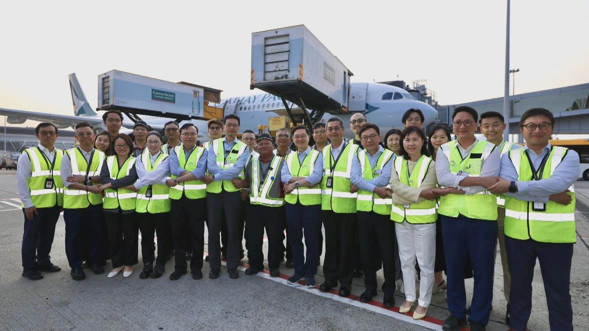 李家超趁勞動節探望機場員工　籲僱主保障僱員安全和權益